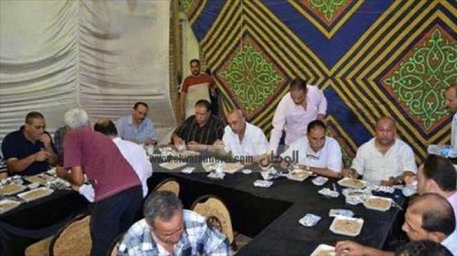 محافظ كفر الشيخ يتناول طعام الإفطار مع مواطنين على إحدى موائد الرحمن