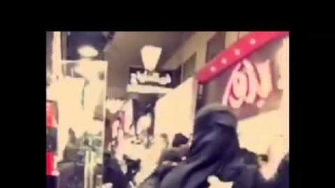 بالفيديو| شاب يتنكر في زي امرأة ويتحرش بنساء سعوديات في سوق تجارية