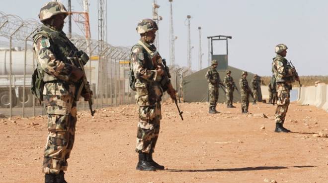 الحكومة الجزائرية تكلف الجيش إنهاء العنف بين العرب والأمازيغ