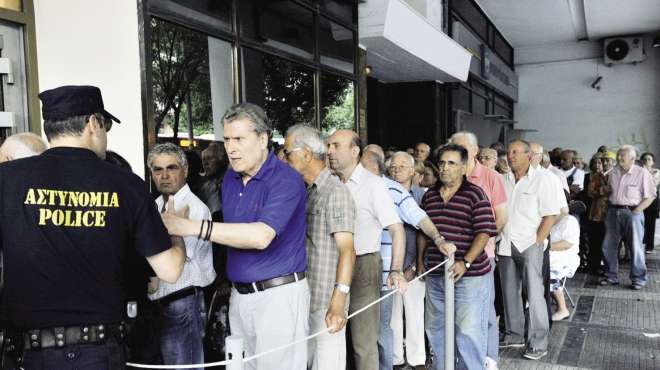 الحكومة اليونانية تقرر تمديد إغلاق المصارف