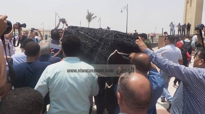 وصول جثمان عمر الشريف إلى مسجد المشير طنطاوي بالتجمع الخامس
