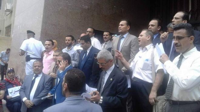وقفة احتجاجية أمام محكمة مدينة نصر احتجاجا على إصابة محمد الجمل