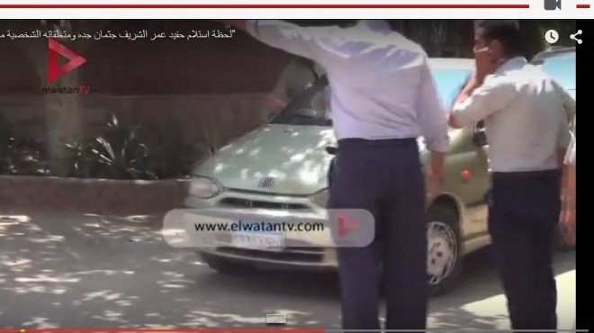 بالفيديو| لحظة استلام حفيد عمر الشريف جثمان جده ومتعلقاته الشخصية 