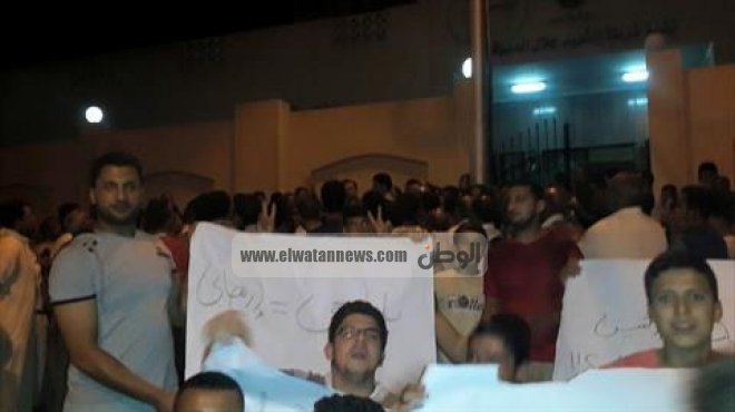 العشرات من أهالي البرلس بكفر الشيخ يحتجون للمطالبة بالقبض على البلطجية