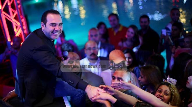 بالصور| وائل جسار يقدم تحية للجيش المصري من حفل بورتو كايرو