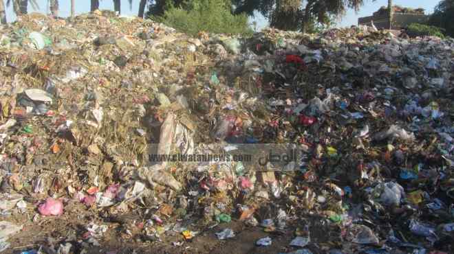 التعاقد مع 16 جمعية أهلية وشركة لجمع القمامة بمركز مطاي في المنيا