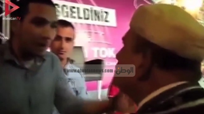 بالفيديو| إخوان يعتدون على الشيخ أحمد نعينع في تركيا لدعائه للسيسي