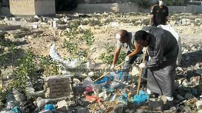 بالصور| شباب مطروح ينفذون حملة لتنظيف المقابر