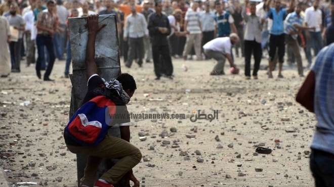 اشتباكات بالطوب في شارع يوسف الجندي بين آلاف المتظاهرين وقوات الأمن