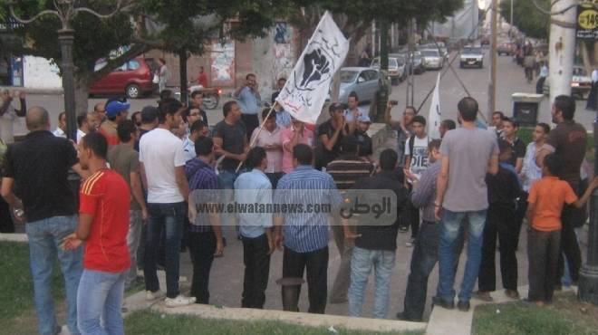  معارضو مرسي بالمنيا يحملون صورة الرئيس جمال عبد الناصر أثناء تظاهراتهم