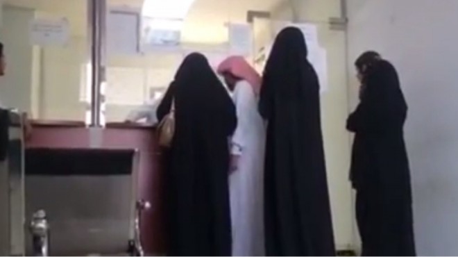 بالفيديو| الحسرة تقتل سيدة سعودية لعدم قبول ابنتها بكلية الطب