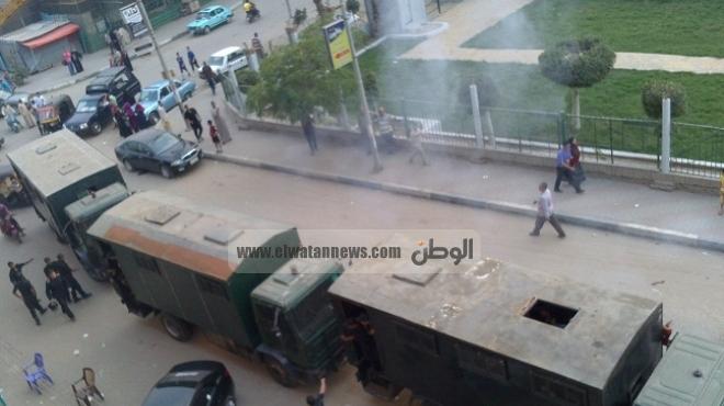 كما فعلوا مع المخلوع .. ثوار المحلة يمزقون صور مرسي ويحاولون اقتحام مبنى 
