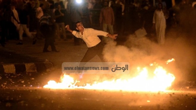 عاجل| الأمن يضرب متظاهري القصر العيني بالخرطوش ويقتحم 