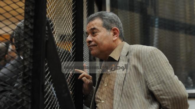 بالصور| موقف طريف بين مرسي وعكاشة أثناء محاكمتهما في 
