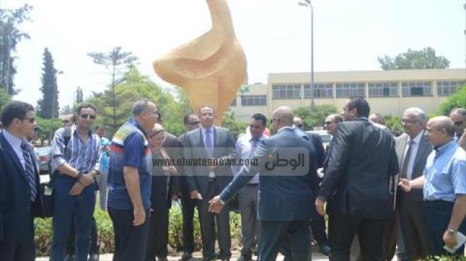وزير البحث العلمي يتفقد تماثيل جامعة المنصورة