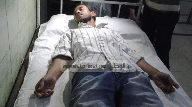 بالفيديو والصور| عامل سكة حديد يضرب عن الطعام بعد نقله: 