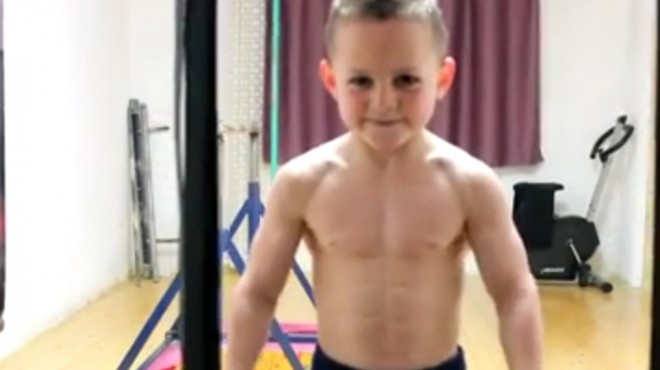 بالفيديو| أقوى طفل في العالم.. مفتول العضلات ويمارس التمارين بيد واحدة