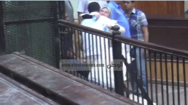 بالفيديو| المستشار شحاتة يسمح لمتهم بقضية ألتراس ربعاوي بمقابلة أسرته