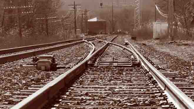 المسؤولون ينجحون في احتواء أزمة قطع ملاحظي البلوكات شريط السكة الحديد بأسوان