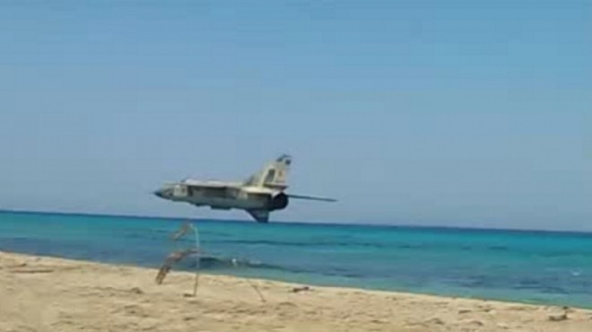 بالفيديو| طيار ليبي يداعب المصطافين على الشاطئ بطائرة MiG-23ML