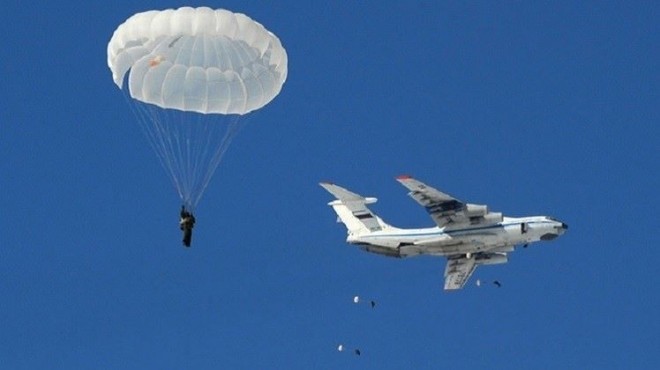 بوتين يهنئ قوات المظلات الجوية في موسكو بعيدها الـ85