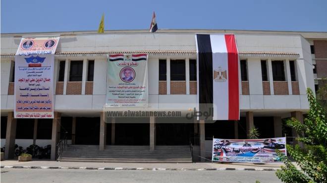 جامعة المنيا تتزين استعدادا للاحتفال بمشروع قناة السويس الجديدة