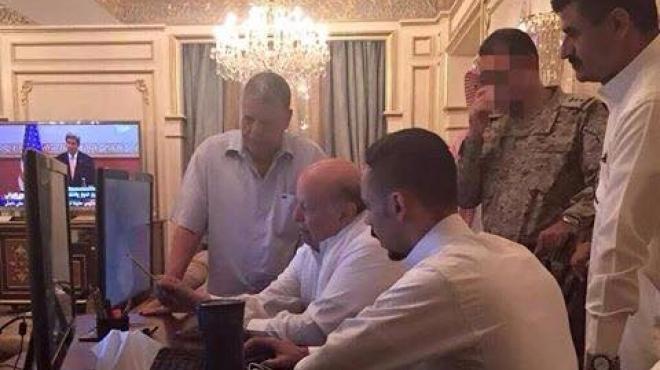 رئيس اليمن أثناء متابعة 