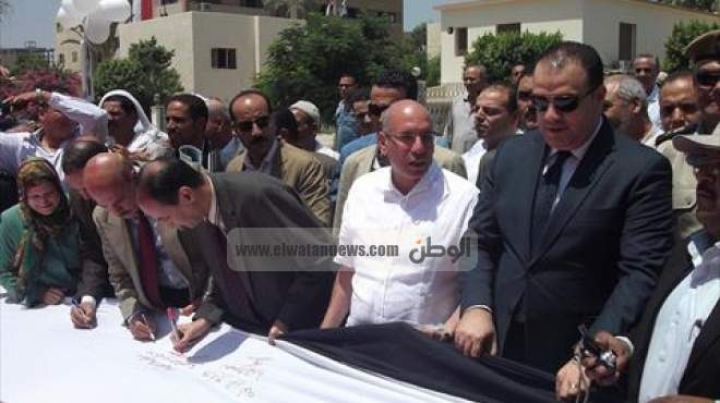 محافظ الفيوم ووزير الزراعة يوقعان على أطول علم لمصر احتفالا بالقناة