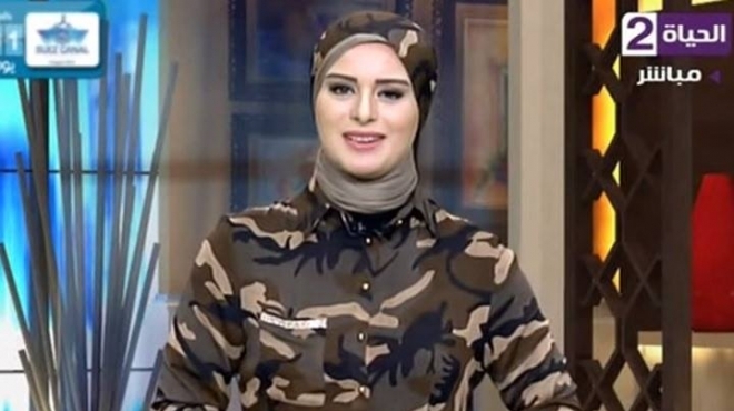 بالفيديو| إعلامية ترتدي زيا عسكريا على الهواء احتفالا بـ"قناة السويس"