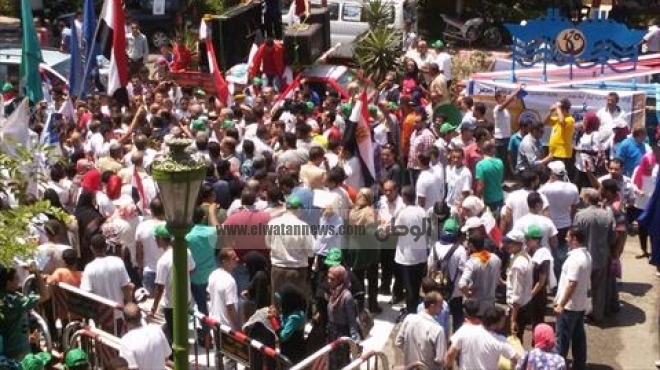 بالصور| طلاب جامعة بنها يطوفون الشوارع بالإعلام احتفالا بقناة السويس