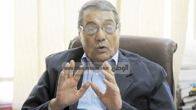 مستشار «مرسى» يتهم وسائل الإعلام بالحصول على تمويل خارجى.. وصحفيون يردون عليه: «هذيان»