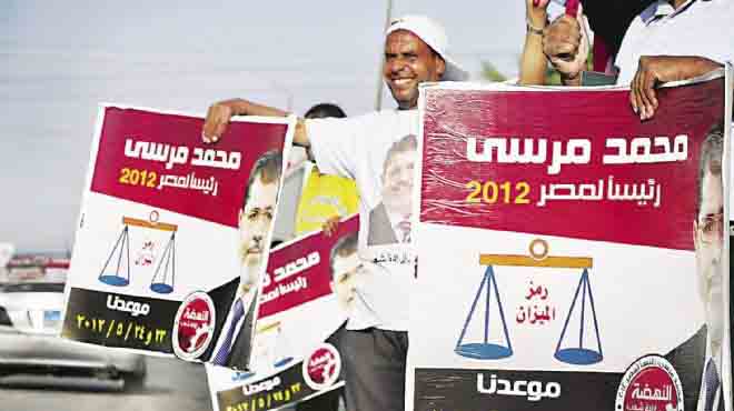أنصار مرسى ينظمون طابور الانتخابات بالمعادى