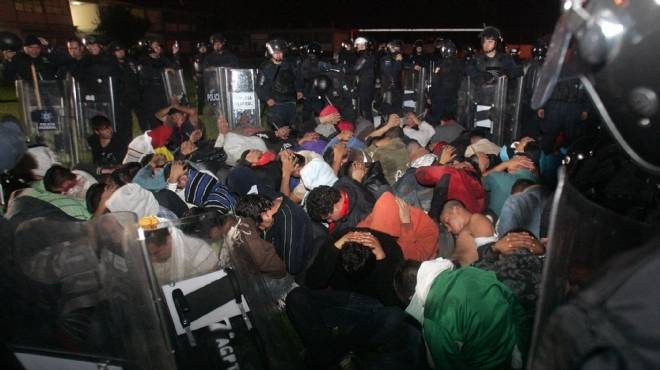 بالصور| الشرطة المكسيكية تفض اعتصام الطلاب بولاية ميتشواكان