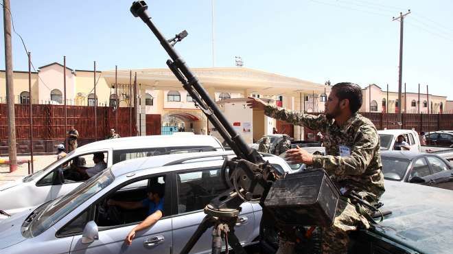 ارتفاع عدد السيارات المصرية المحتجزة على يد الميليشيات الليبية إلى 200 بـ