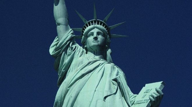 إخلاء تمثال الحرية في نيويورك بعد الاشتباه بـ