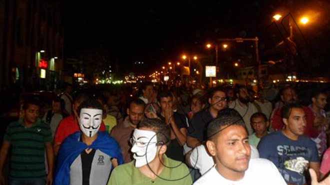 شباب السويس يتظاهرون أمام مقر الحاكم العسكرى