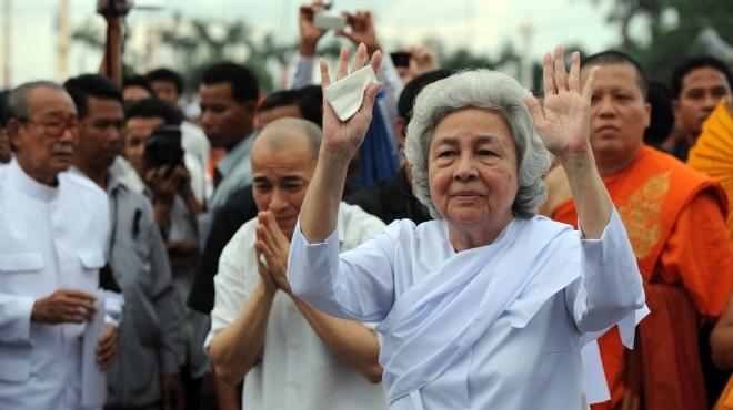 بالصور| كمبوديا ترحل امرأة صينية مزقت صورا للملك السابق عقب وفاته
