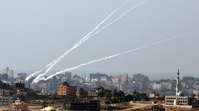  المقاومة الفلسطينية بغزة تطلق عشرات الصواريخ تجاه جنوب إسرائيل
