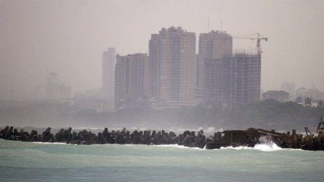 بالصور| إعصار ساندي يحاصر كوبا وجزر البهاما