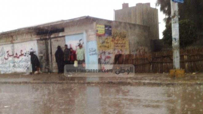 أمطار غزيرة تعيق حركة المرور وإغلاق ميناء الصيد ببورسعيد