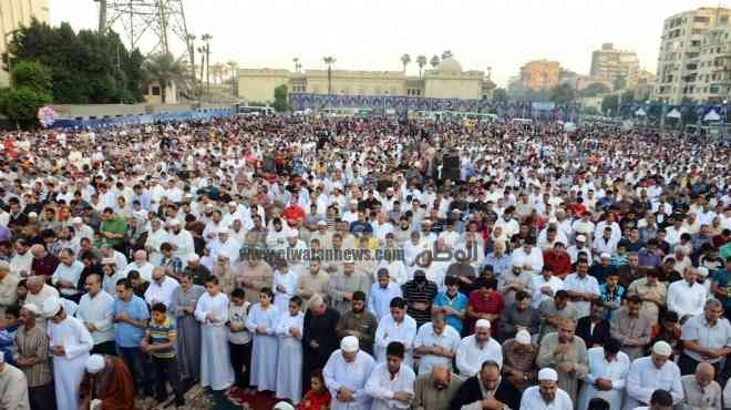  القيادات التنفيذية والشعبية يؤدون صلاة العيد بمسجد الدوحة بالإسماعيلية 