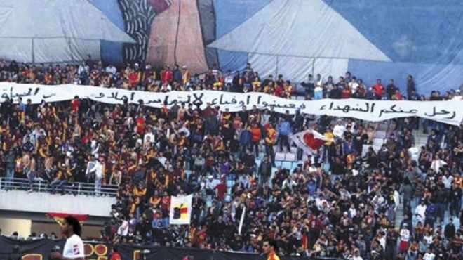  جماهير الترجى تزين المدرجات بـ«لافتات تكريم شهداء بورسعيد» 