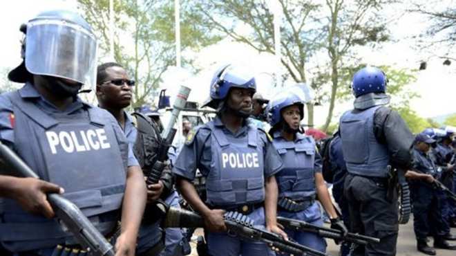  شرطة جنوب أفريقيا تطلب السماح لها بالدفاع عن نفسها في مواجهة المجرمين