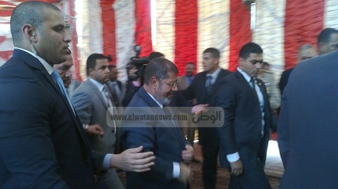 الرئيس مرسى يتفوق على المخلوع مبارك فى الصلاة والخطب.. و«أعداد الحراسة»
