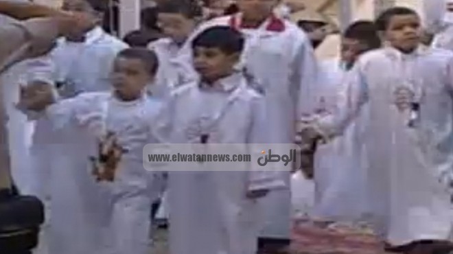 أطفال القرعة الهيكلية يصلون أمام المذبح المقدس 