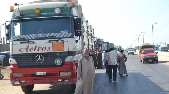 بالصور| أصحاب سيارات النقل الثقيل بالغربية يقطعون طريق القاهرة – الإسكندرية