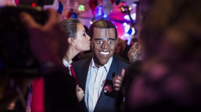 سيدات ألمان يقبلن رجلا لارتدائه قناع أوباما