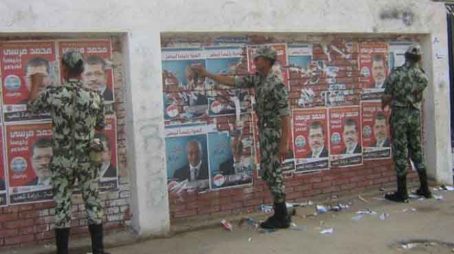 قبل بدء الاقتراع في المنيا...الجيش يزيل لافتات المرشحين