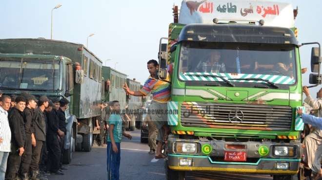  إقناع سائقي النقل الثقيل بالأقصر بفتح طريق الكورنيش بعد غلقه احتجاجا على أزمة الوقود 