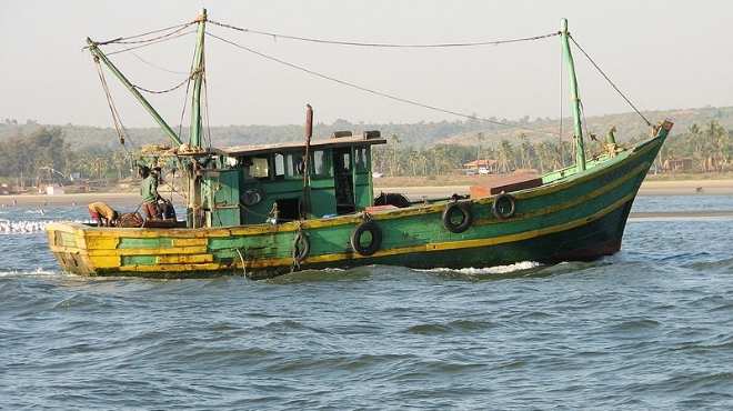  ضبط سفينة صيد مصرية بالمياه الإقليمية قرب مدينة 
